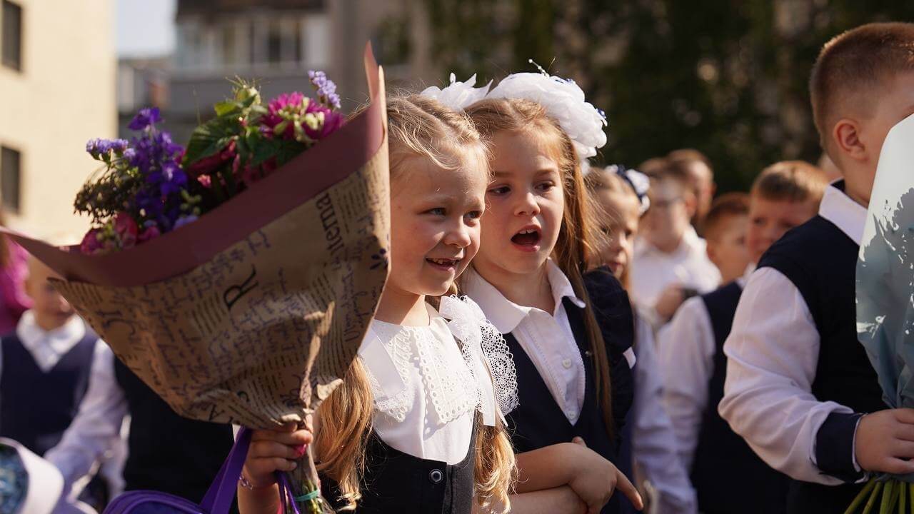 Олег Кувшинников поздравил школьников, их родителей и педагогов с Днем знаний.