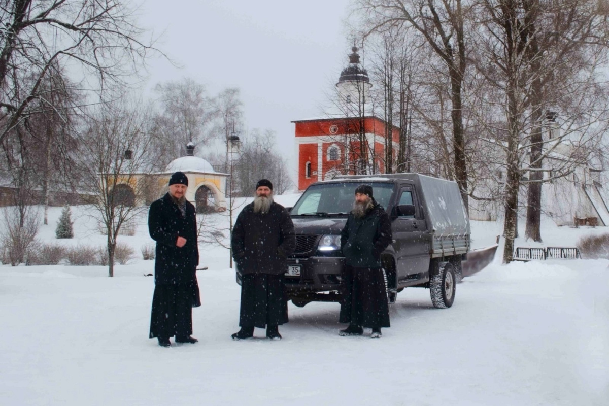 Братия Кирилло-Белозерского монастыря передала грузовой автомобиль для вологодских бойцов СВО.