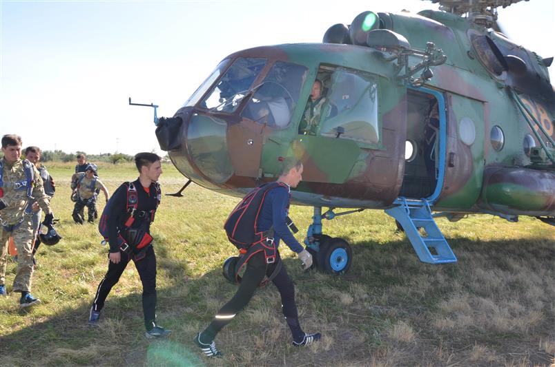 На Вологодчине впервые проходят сборы по парашютно-десантной подготовке и управлению БПЛА «ЮНАВИА».