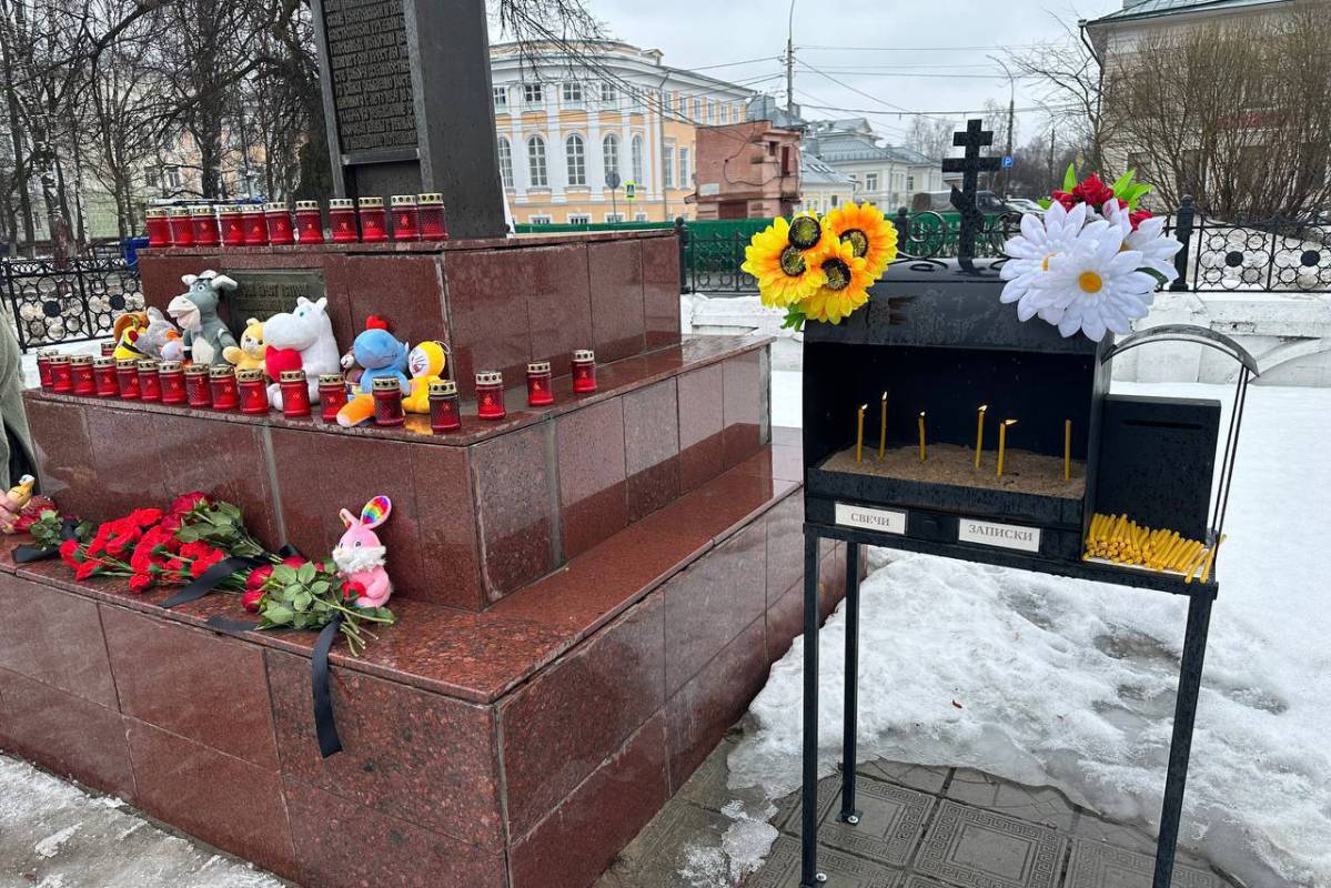 Вологжане несут цветы к стихийным мемориалам памяти жертв трагедии в Подмосковье.