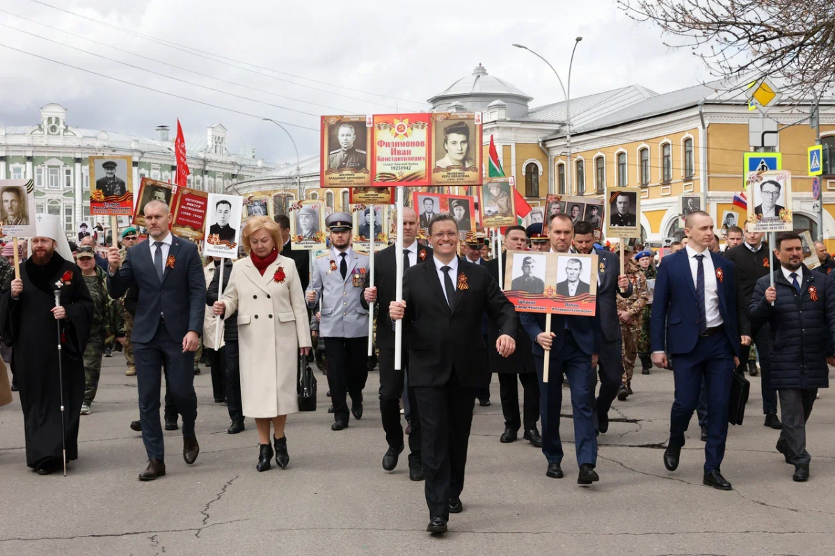 Георгий Филимонов возглавил шествие «Бессмертного полка» в Вологде.