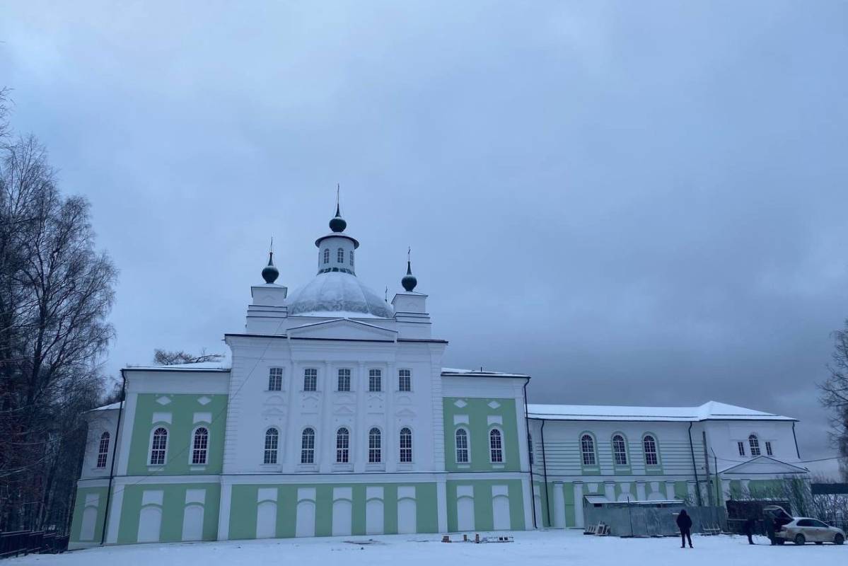 На возрождаемый Сретенский собор в Никольске установили купола и кресты.