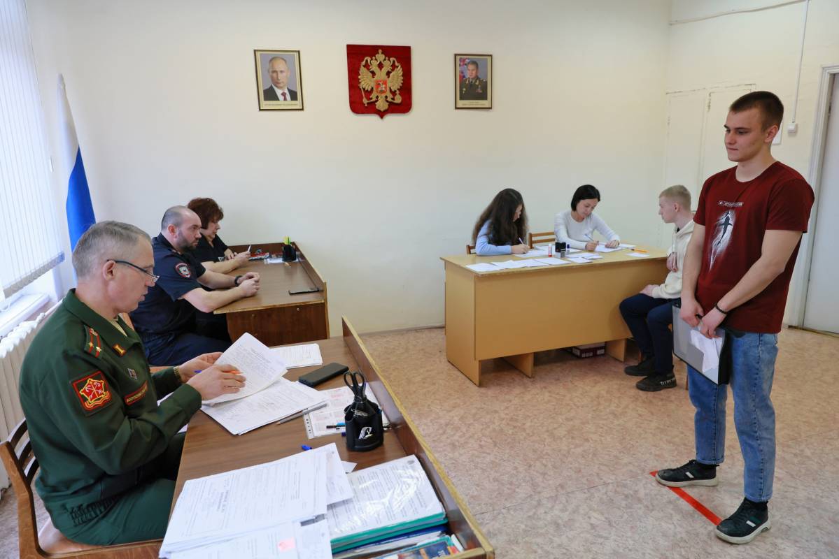 195 заявлений на поступление в вузы Минобороны России принял военный комиссариат Вологодской области.