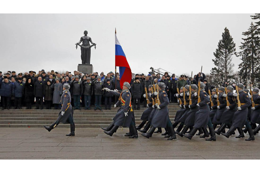 Делегация Вологодской области возложила цветы на Пискаревском мемориальном кладбище.