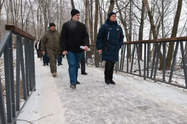 Георгий Филимонов проконтролировал ход работ на Октябрьской набережной и в школе в 106 микрорайоне Череповца.