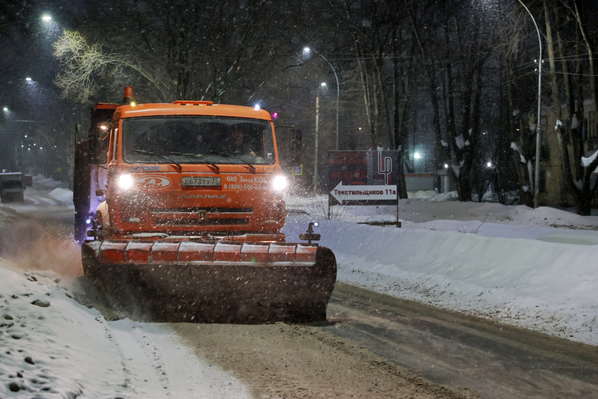 В Вологодской области более 500 спецмашин задействовано в уборке дорог.