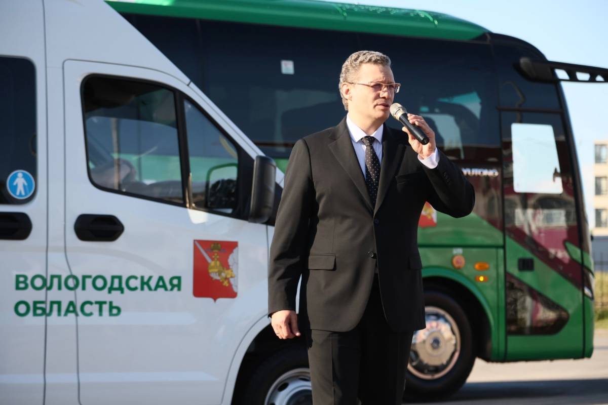 Георгий Филимонов вручил ключи от нового микроавтобуса спортсменам Сокольского округа.