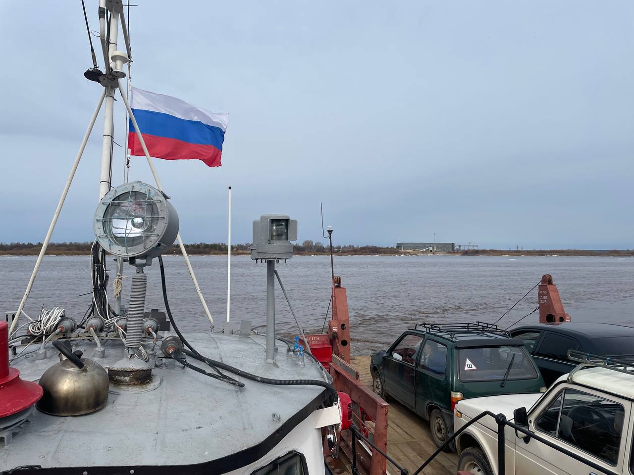 В Великом Устюге начал работу бесплатный паром через Северную Двину.