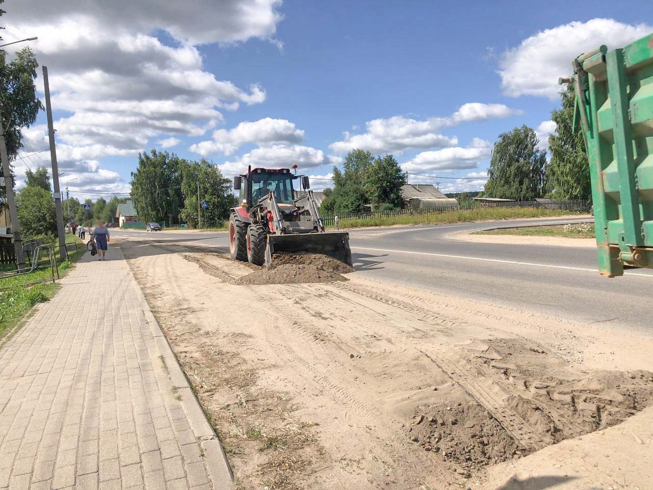 Уважаемые земляки! Подрядчик ведет работы на дорогах округа, убираем завышение обочин..