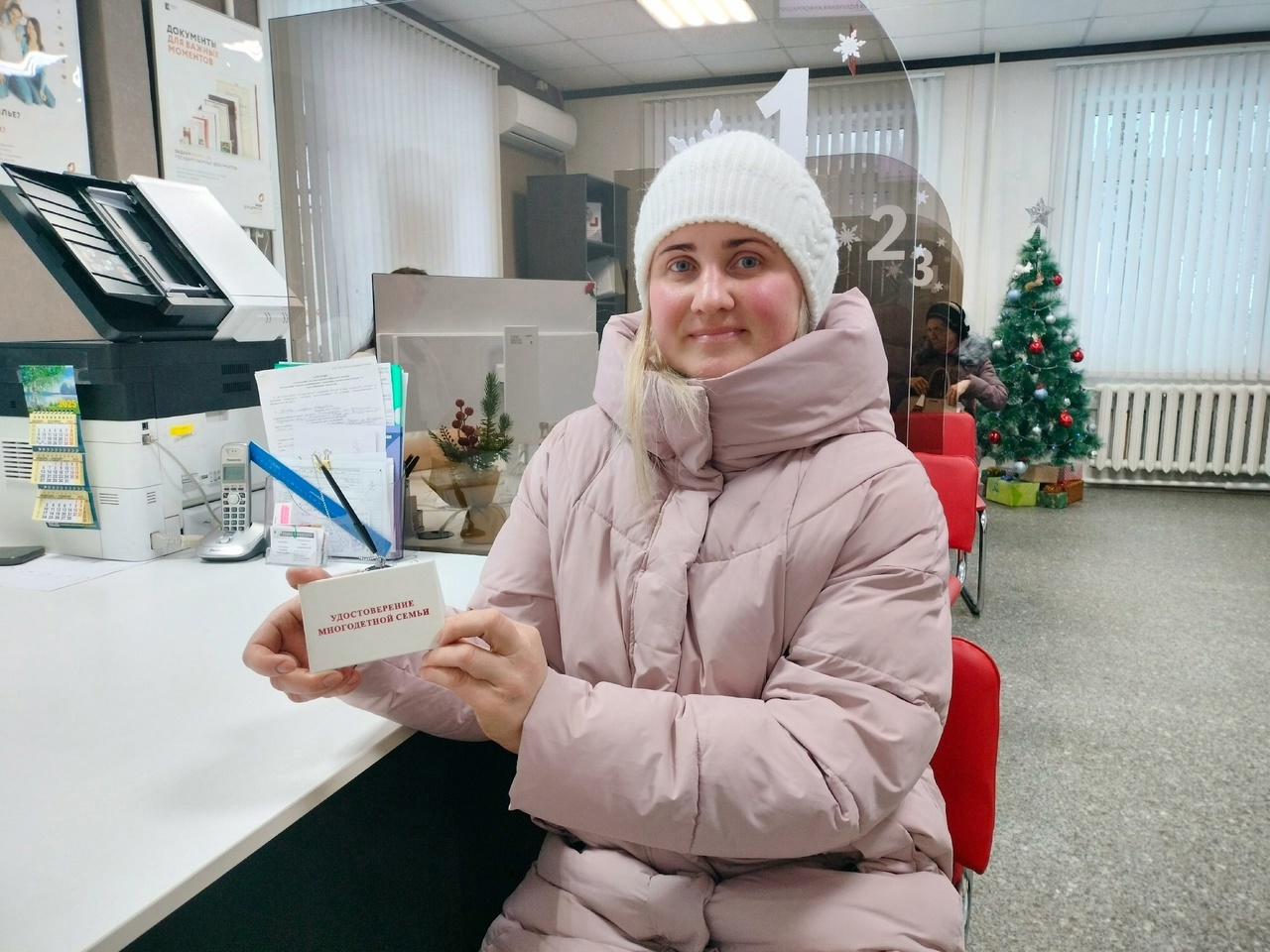 Первые удостоверения единого образца начали выдавать многодетным семьям в Кичменгско-Городецком округе.