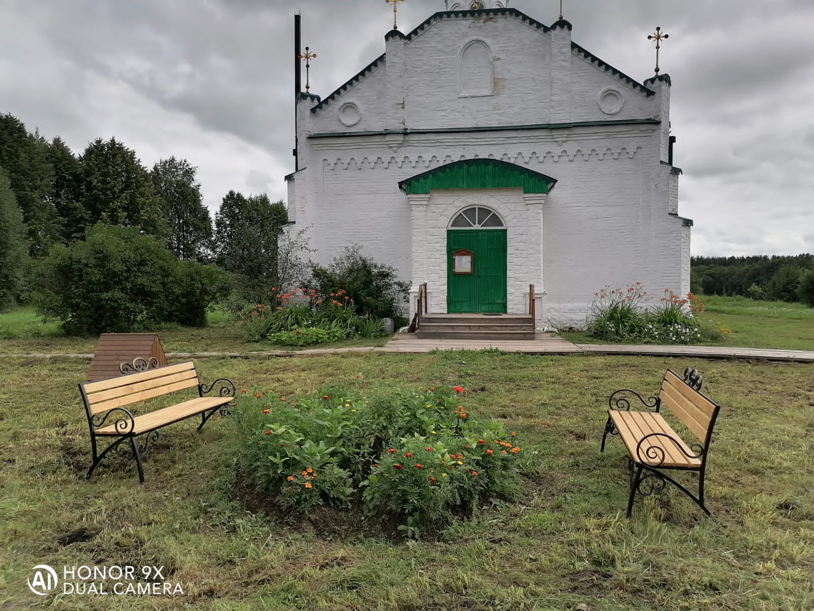 Установка скамеек у церкви Александра Невского.