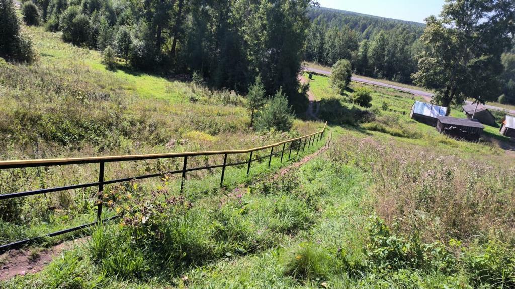 Устройство поручней у пешеходной дорожки в д. Судническая Гора.