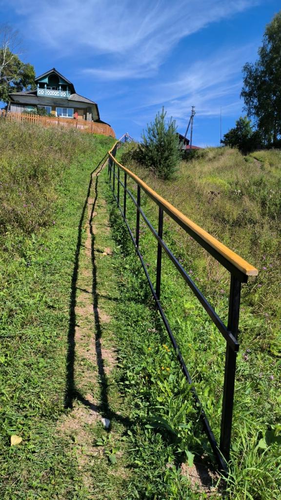 Устройство поручней у пешеходной дорожки в д.Судническая Гора стоимость проекта — 163.680,00 руб..