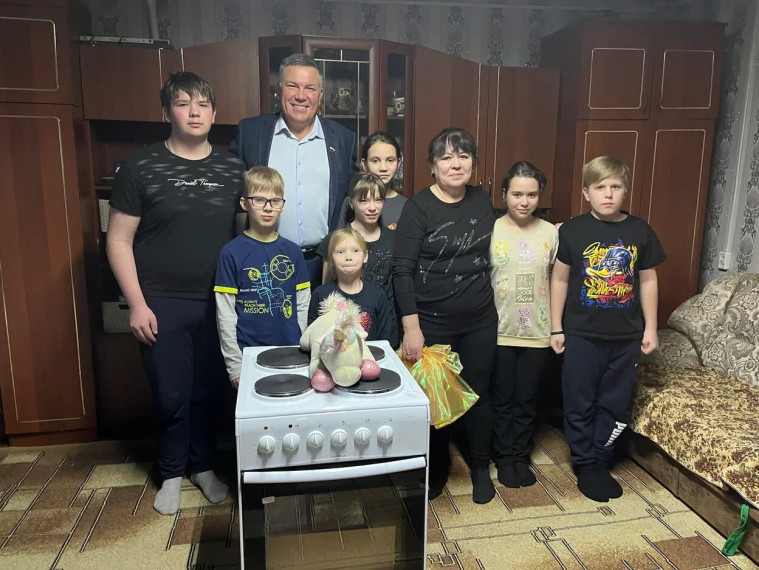 Новую электроплиту подарили вологжане многодетной семье из Вологодского округа. Новую электроплиту подарили вологжане многодетной семье из Вологодского округа.