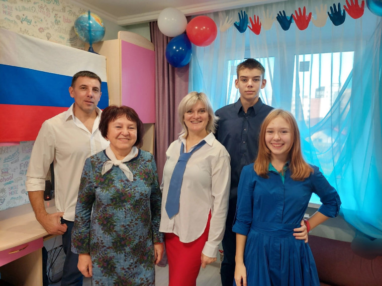 Команда из Вологодской области вышла в полуфинал конкурса «Это у нас семейное» благодаря энергичной бабушке. Команда из Вологодской области вышла в полуфинал конкурса «Это у нас семейное» благодаря энергичной бабушке.