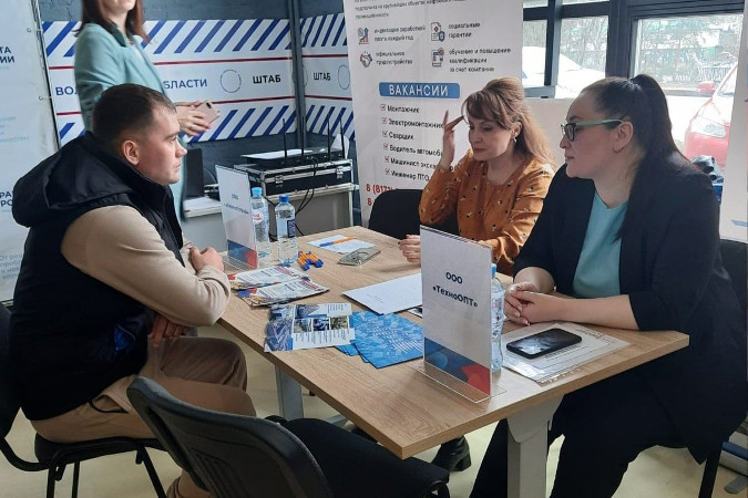 Более 4000 вариантов трудоустройства предложили вологжанам на Ярмарке трудоустройства. Более 4000 вариантов трудоустройства предложили вологжанам на Ярмарке трудоустройства.