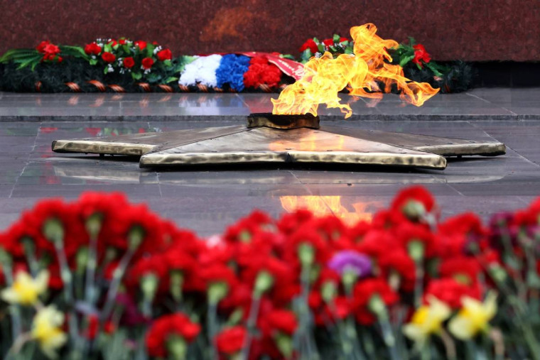 В Вологде прошла церемония возложения венков и цветов к мемориалу «Вечный огонь Славы». В Вологде прошла церемония возложения венков и цветов к мемориалу «Вечный огонь Славы».
