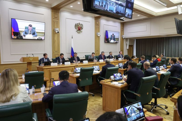 Олег Кувшинников: 95% обращений поступает в Совет Федерации по проблеме завалов на контейнерных площадках. Олег Кувшинников: 95% обращений поступает в Совет Федерации по проблеме завалов на контейнерных площадках.