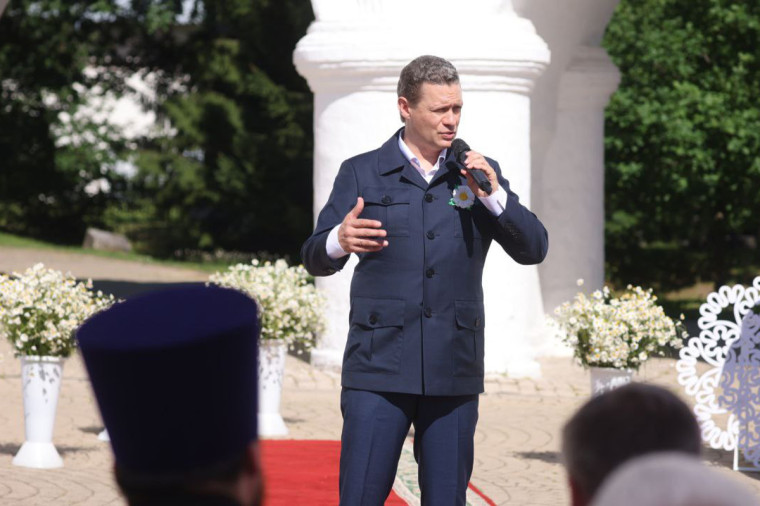 Георгий Филимонов вручил награды многодетным матерям и супружеским парам, чей брак является примером семейного счастья. Георгий Филимонов вручил награды многодетным матерям и супружеским парам, чей брак является примером семейного счастья.