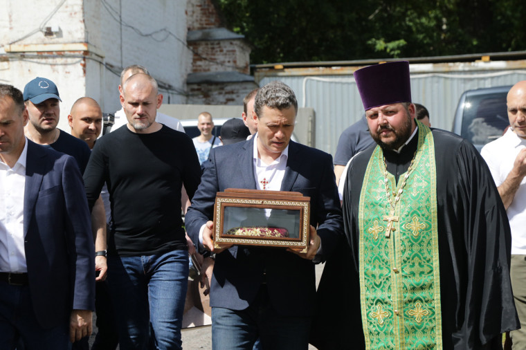 Георгий Филимонов передал православную реликвию Воскресенскому кафедральному собору. Георгий Филимонов передал православную реликвию Воскресенскому кафедральному собору.
