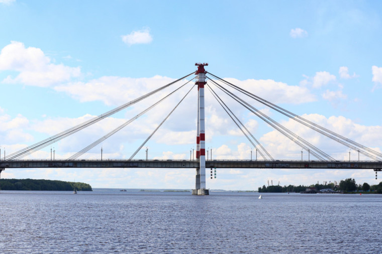 Дорожное полотно Октябрьского моста в Череповце планируется сделать на год раньше. Дорожное полотно Октябрьского моста в Череповце планируется сделать на год раньше.