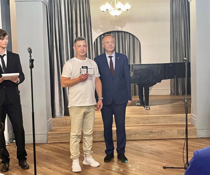 Вологжанин Михаил Серов сменил карьеру финансиста на медика. Вологжанин Михаил Серов сменил карьеру финансиста на медика.