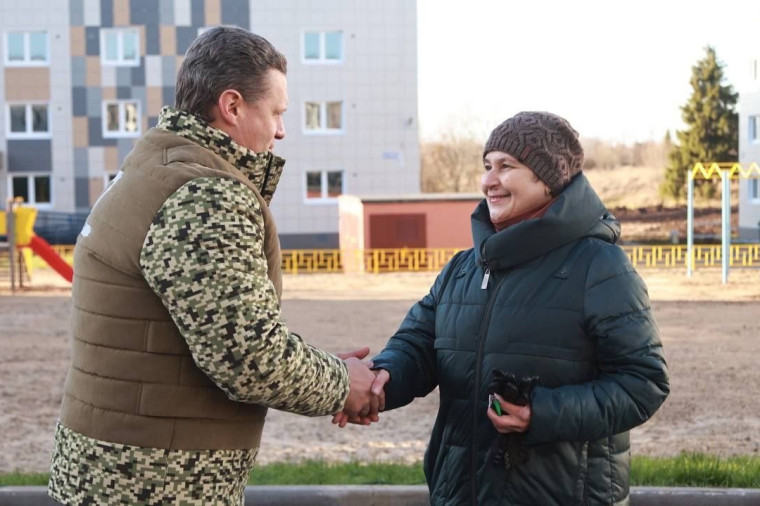 Георгий Филимонов вручил ключи от новых квартир участникам программы по переселению из аварийного жилищного фонда. Георгий Филимонов вручил ключи от новых квартир участникам программы по переселению из аварийного жилищного фонда.