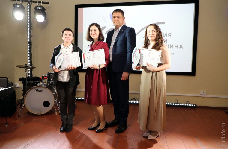 Лауреатов премии имени Александра Яшина за лучшие практики патриотического воспитания наградили в областной библиотеке. Лауреатов премии имени Александра Яшина за лучшие практики патриотического воспитания наградили в областной библиотеке.