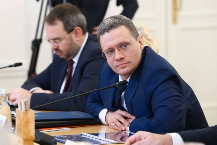 Георгий Филимонов выступил с инициативой организовать поставки вологодской продукции в страны Азии через порт Архангельска и Северный морской путь. Георгий Филимонов выступил с инициативой организовать поставки вологодской продукции в страны Азии через порт Архангельска и Северный морской путь.